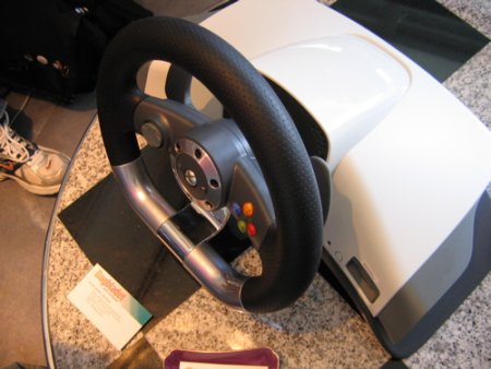 Dos fotos del Microsoft Wireless Racing Wheel para Xbox 360